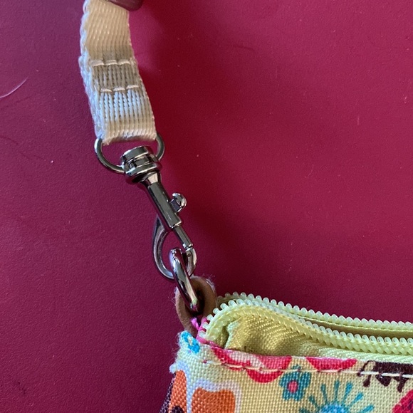 Lily Bloom Busy Bee Crossbody made of recycled materials. - Picture 5 of 6